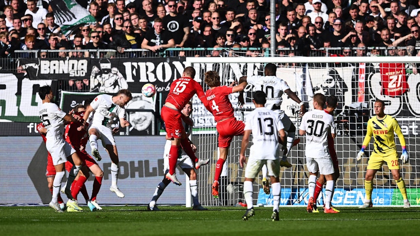 Marvin Friedrich erzielt das 1:0 von Borussia Mönchengladbach gegen den 1. FC Köln am 9. Oktober mit einem Kopfball.