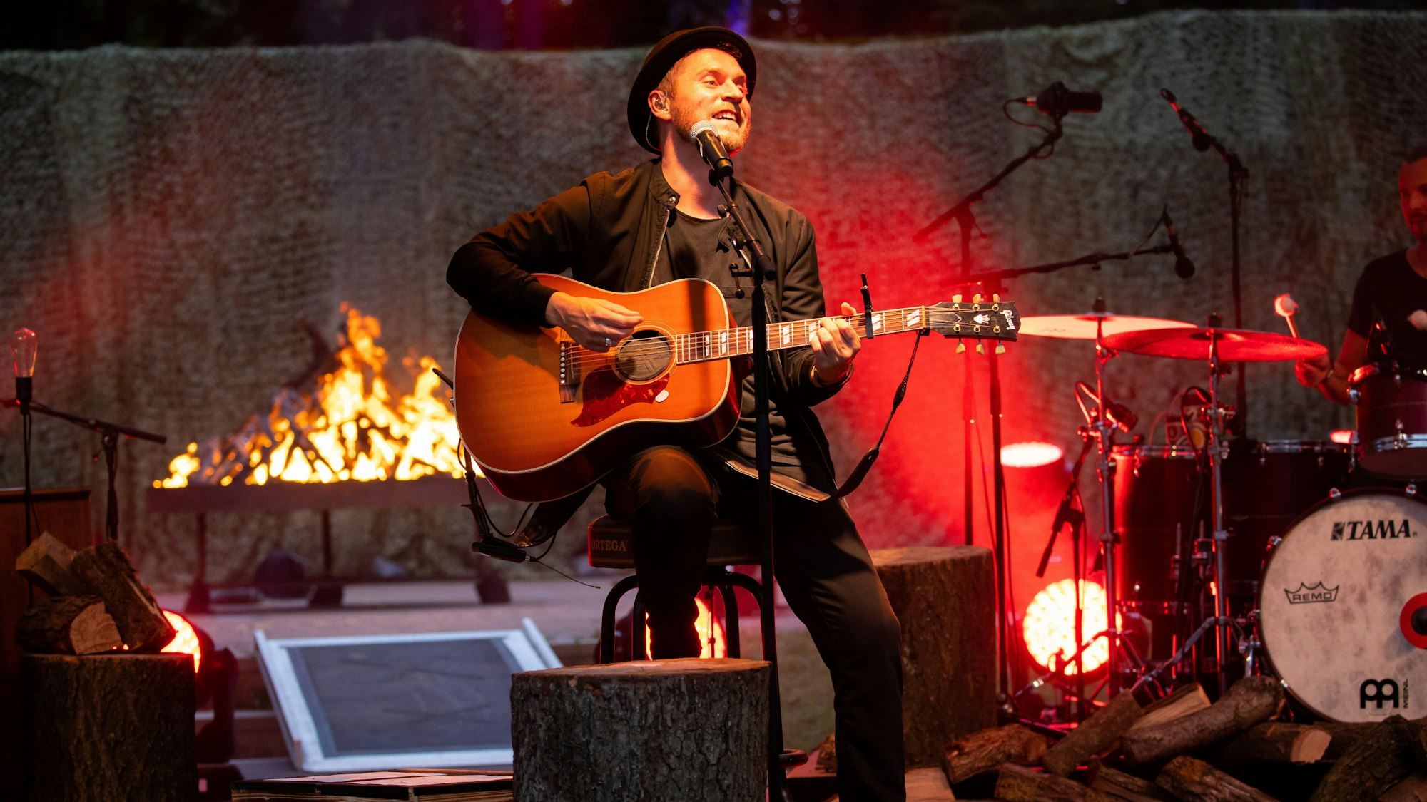 Johannes Oerding, Popsänger und Songwriter, steht bei einem Konzert auf der Open Air Bühne im Stadtpark.