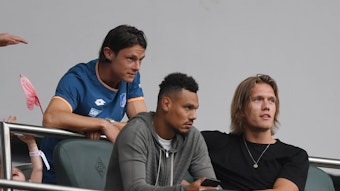 Auf der Tribüne statt auf dem Rasen im Borussia-Park: Nico Schulz (oben) spricht kurz nach seinem Wechsel von Borussia Mönchengladbach zur TSG Hoffenheim am 15. Juli 2017 mit seinen Ex-Teamkollegen Timothée Kolodziejczak (l.) und Jannik Vestergaard (r.).