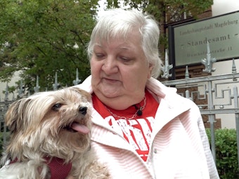 Die 64-jährige Siggi mit ihrem Hund Bibi.