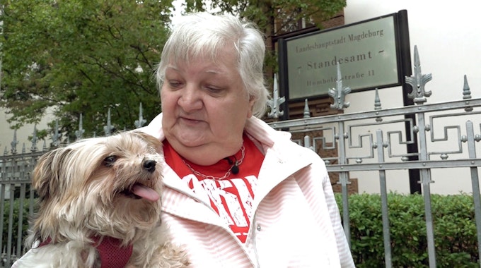 Die 64-jährige Siggi mit ihrem Hund Bibi.