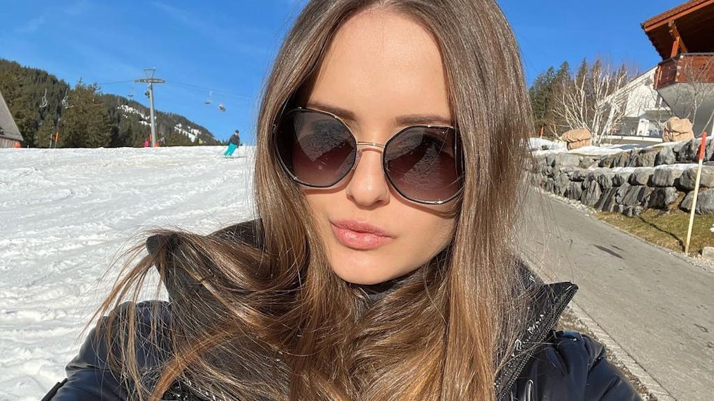 Davina Geiss, hier auf einem Instagram-Foto von Januar 2022, hat eine Sonnenbrille an und schaut in die Kamera.&nbsp;
