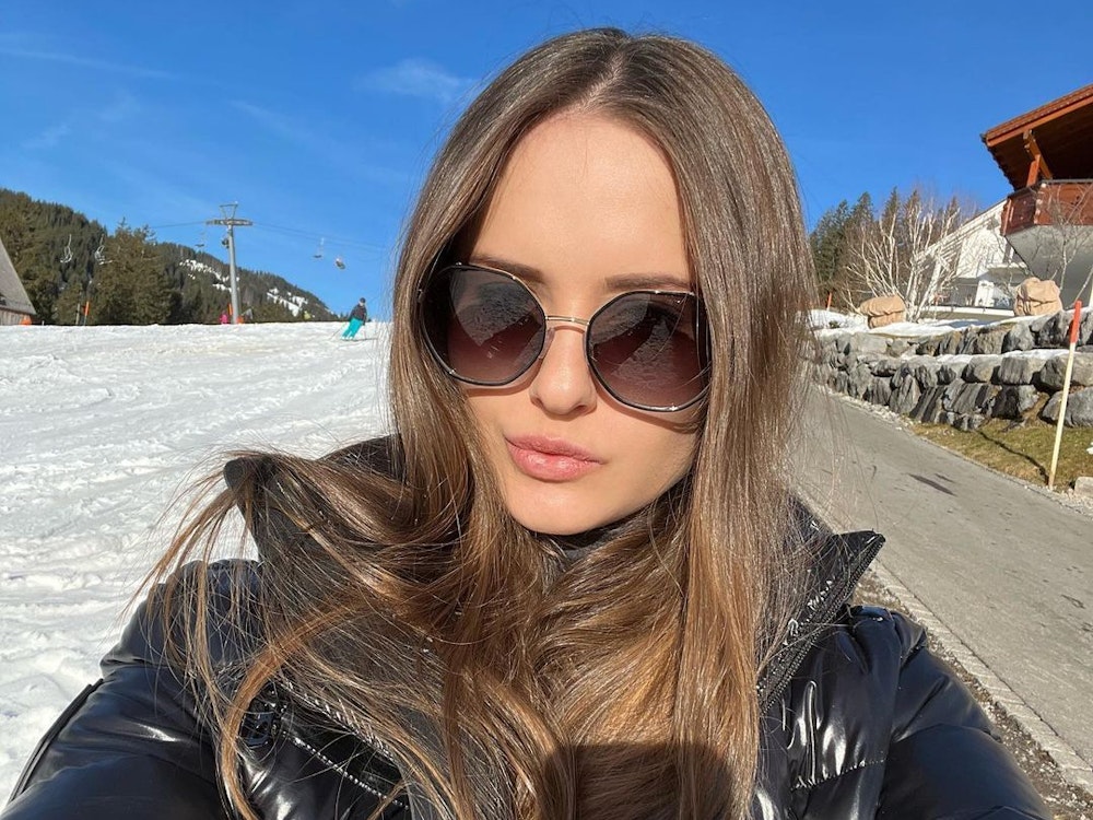 Davina Geiss, hier auf einem Instagram-Foto von Januar 2022, hat eine Sonnenbrille an und schaut in die Kamera.