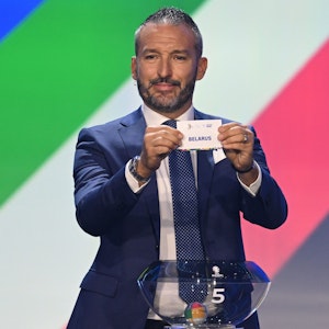 Gianluca Zambrotta hält bei der Auslosung der Gruppen für die Qualifikation zur Fußball-Europameisterschaft 2024 das Los von Belarus in Händen.