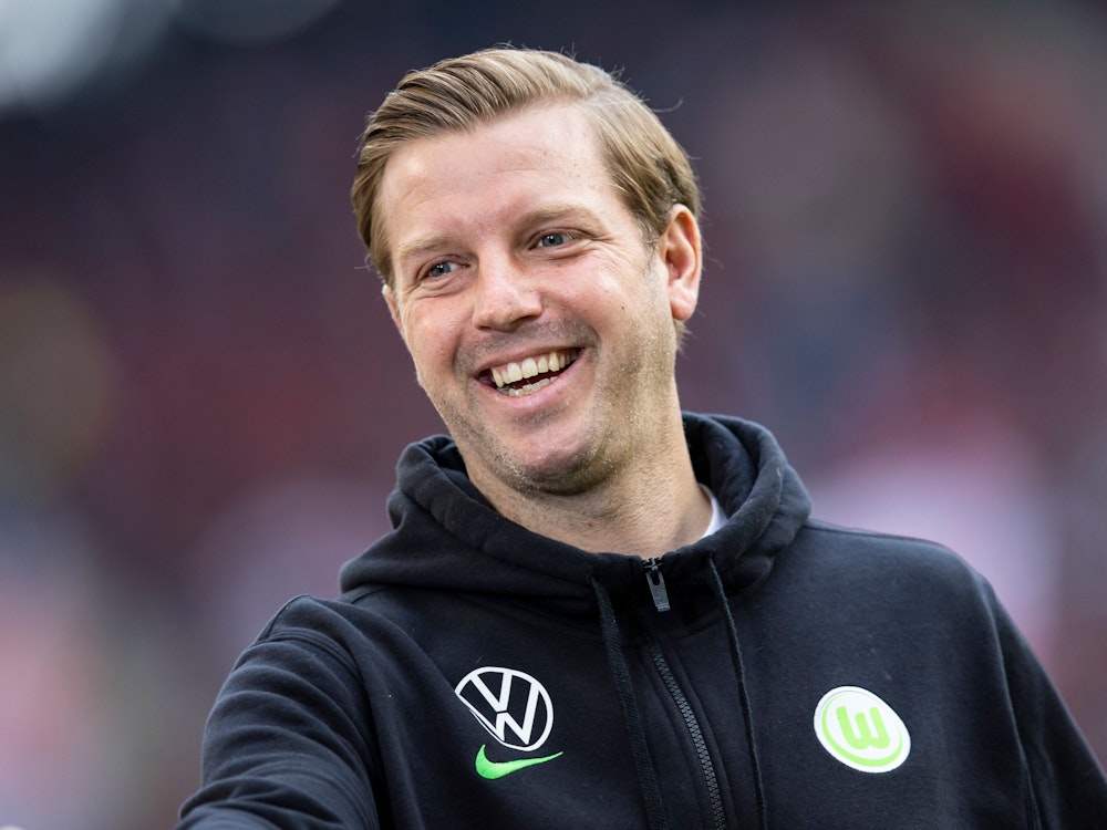 Wolfsburgs Trainer Florian Kohfeldt steht vor dem Spiel im Stadion.