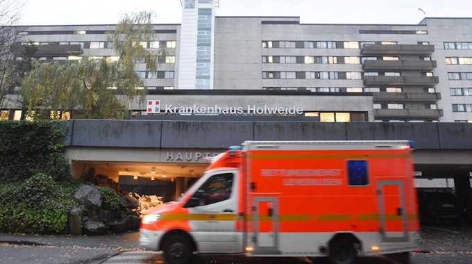Ein Krankenwagen fährt am Krankenhaus Holweide in Köln vorbei.