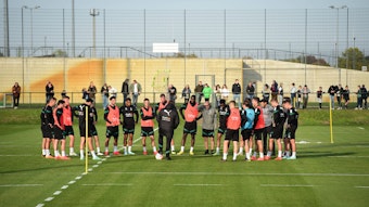 Die Mannschaft von Borussia Mönchengladbach am 12. Oktober 2022 beim Training im Borussia-Park. Trainer Daniel Farke (M.) hat das Team in einem Kreis um sich versammelt.