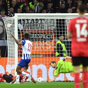 Der Anfang vom Ende gegen den FC Porto in der Champions League: Galeno schenkt Bayer Leverkusen das erste Gegentor des Abends ein.
