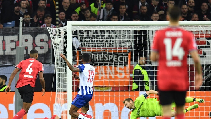 Der Anfang vom Ende gegen den FC Porto in der Champions League: Galeno schenkt Bayer Leverkusen das erste Gegentor des Abends ein.