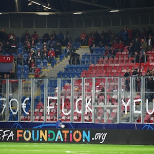 Die Fans des FC Bayern protestieren gegen die Preise von Viktoria Pilsen in der Champions League. Der Gästeblock ist zu Spielbeginn leer
