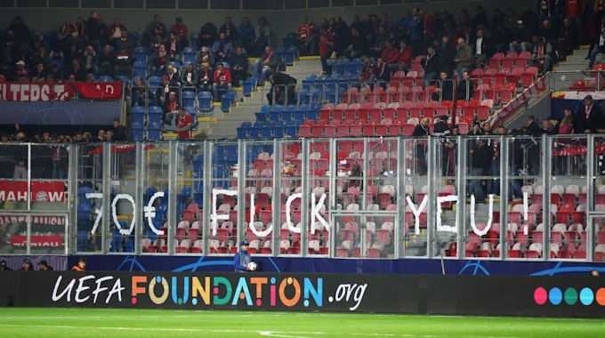 Die Fans des FC Bayern protestieren gegen die Preise von Viktoria Pilsen in der Champions League. Der Gästeblock ist zu Spielbeginn leer