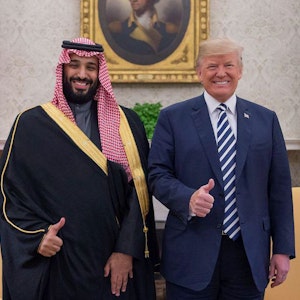 US-Präsident Donald Trump (r) empfängt den saudischen Kronprinzen Mohammed bin Salman im Weißen Haus.
