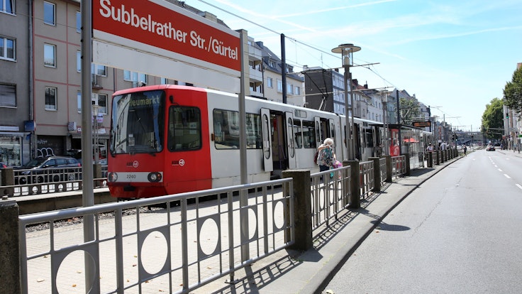 KVB-Bahn an der Haltestelle Subbelrather Straße/Gürtel in Köln