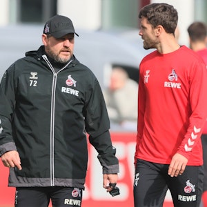 Steffen Baumgart und Jonas Hector beim Training des 1. FC Köln im Gespräch