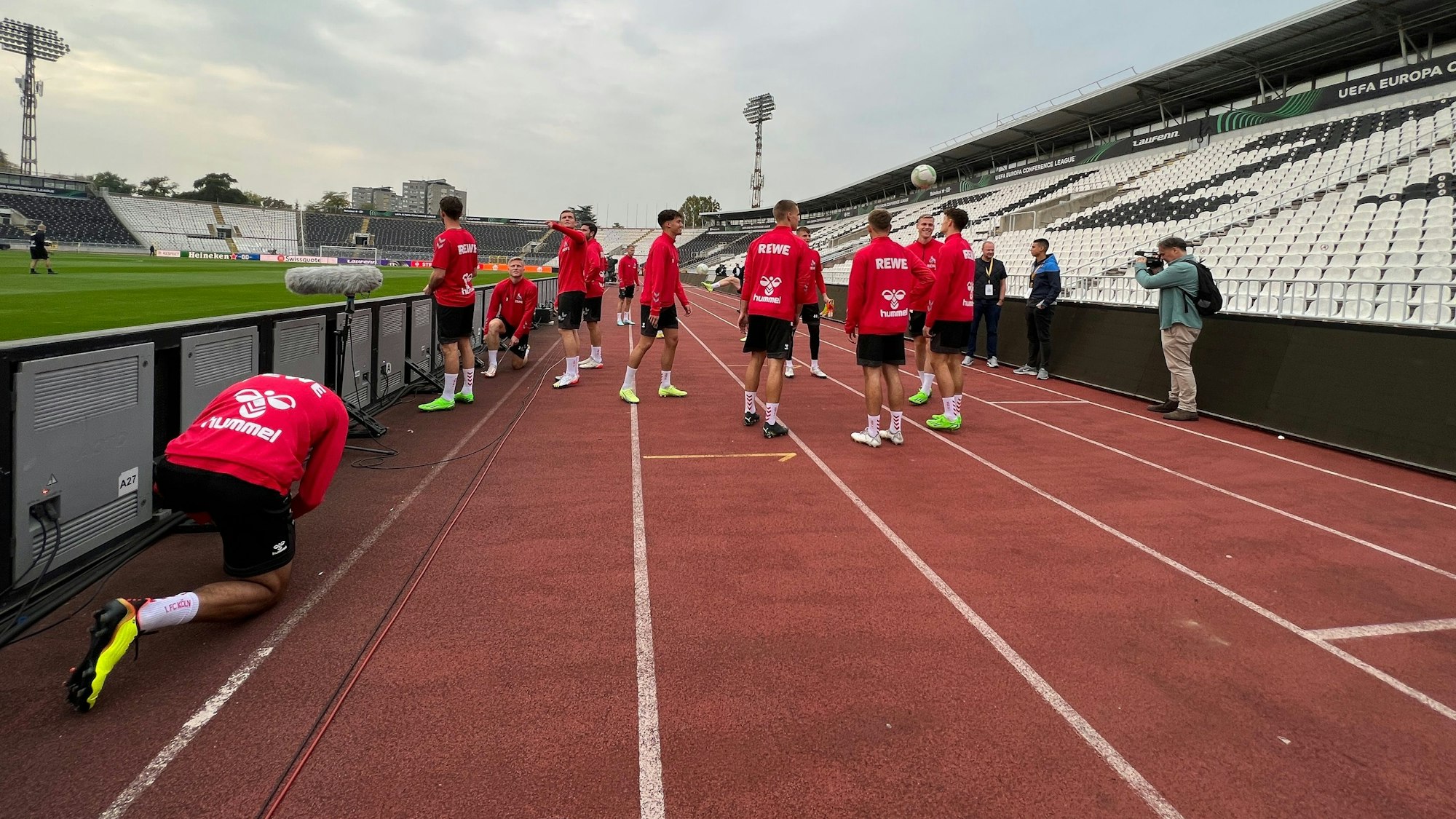 Die FC-Spieler machen sich vor dem Training in Belgrad bereit