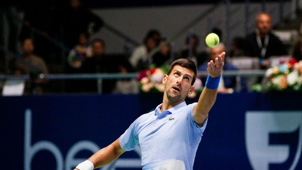 Tennis-Star Novak Djokovic setzt an zum Aufschlag.