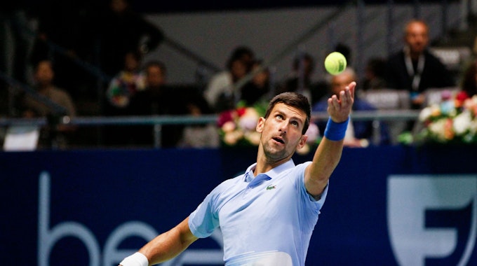 Tennis-Star Novak Djokovic setzt an zum Aufschlag.