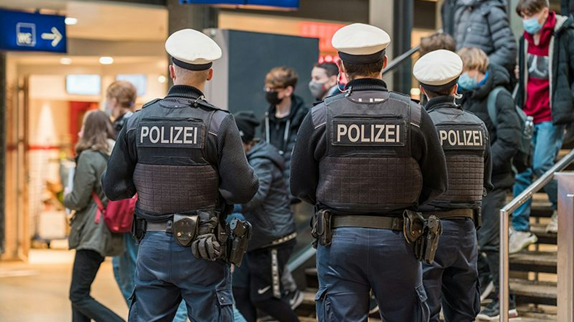 Das undatierte Symbolfoto zeigt Einsatzkräfte der Bundespolizei am Kölner Hauptbahnhof. Dort wurde am Freitag ein Parfümdieb festgenommen.