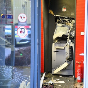 Die Polizei hat nach einer Geldautomatensprengung Fahndungsmaßnahmen aufgenommen. Unser Archivfoto zeigt einen gesprengten Geldautomaten.