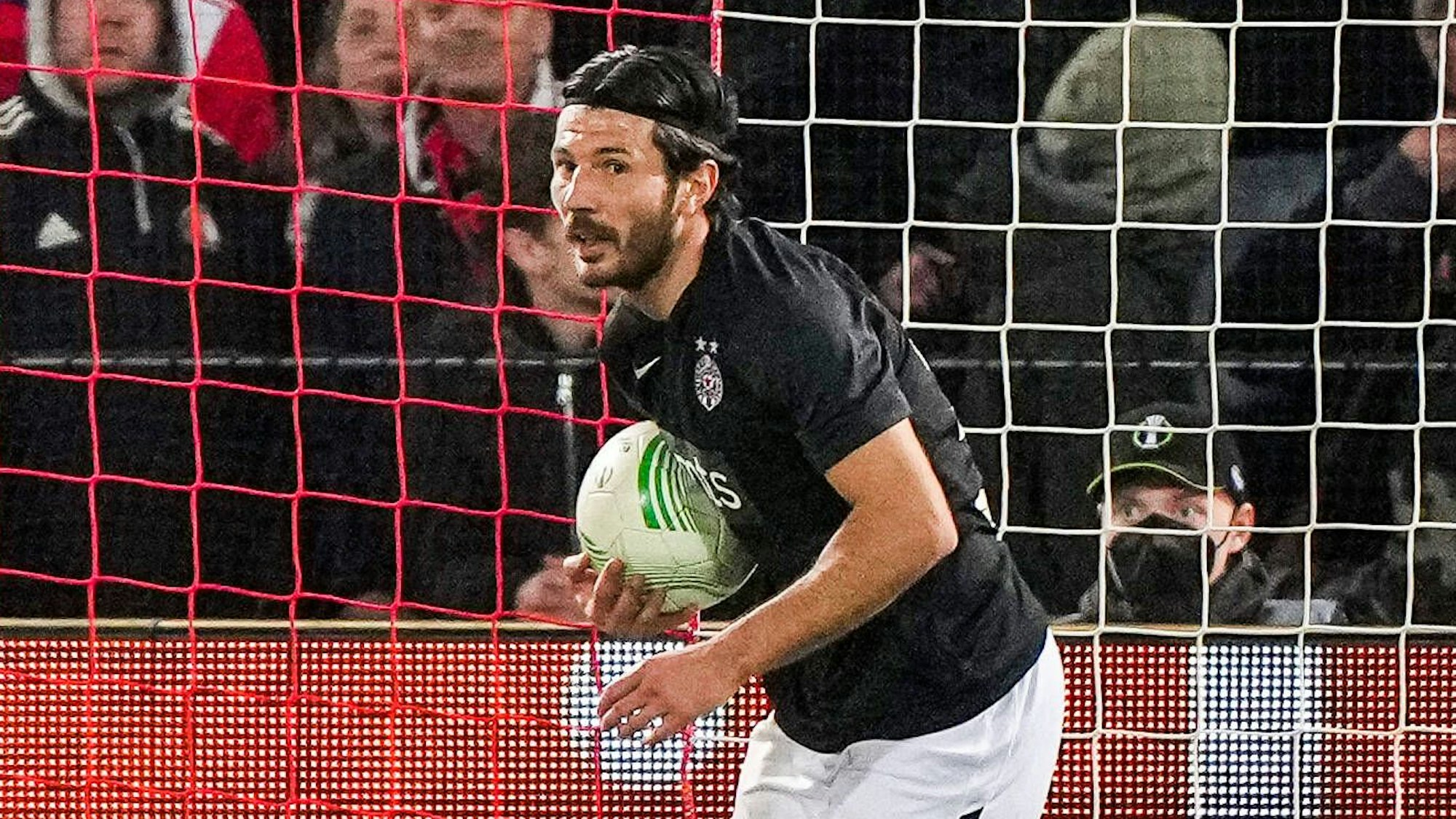 Milos Jojic im Einsatz für Partizan Belgrad. Am 17. März in der Conference League gegen Feyenoord Rotterdam.