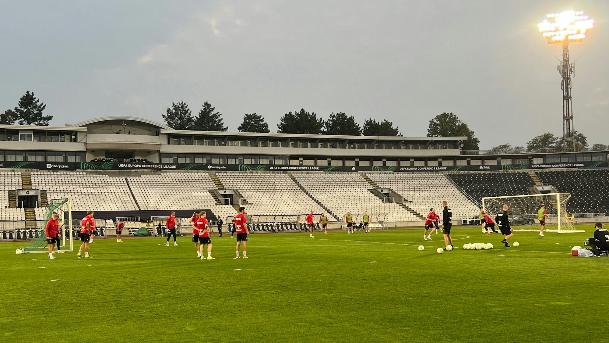 Das Training des 1. FC Köln im Stadion von Partizan Belgrad.
