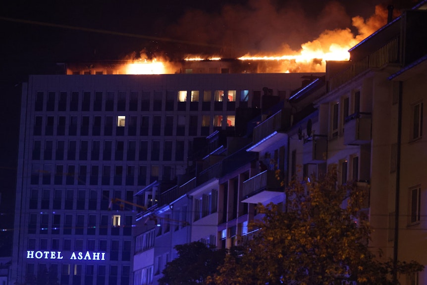 Flammen schlagen aus dem Dach des Hotels in der Düsseldorfer Innenstadt.