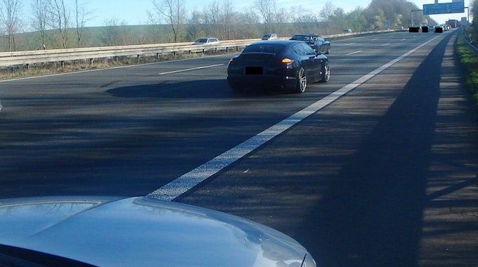Ein Zivilfahrzeug der Polizei verfolgt ein Auto auf der Autobahn.