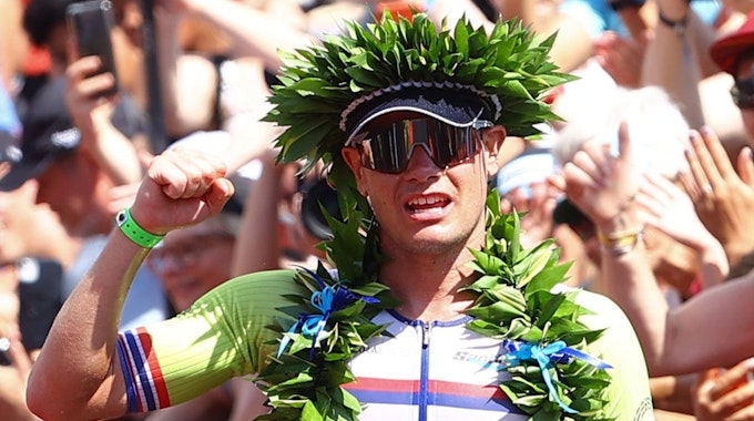 Ironman-Weltmeisterschaft: Der Norweger Gustav Iden jubelt, als er die Ziellinie überquert und den Hawaii Ironman Triathlon der Männer gewinnt..