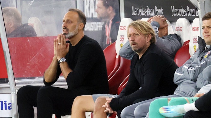 Sportdirektor Sven Mislintat (r.) und der bisherige VfB-Trainer Pellegrini Matarazzo (l.) sitzen auf der Trainerbank des VfB Stuttgart