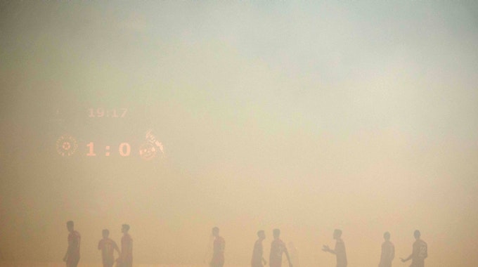 Das Spielfeld in Belgrad in Rauch gehüllt.