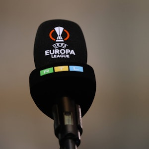 Ein Logo von RTL mit dem Sender-Logo und dem Logo der Europa League