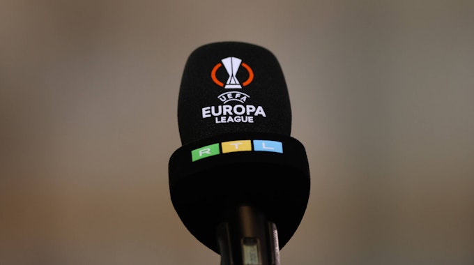 Ein Logo von RTL mit dem Sender-Logo und dem Logo der Europa League