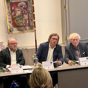 Rolf Pieper, Karsten Kircher und Ludwig Sebus sitzen auf dem Podium