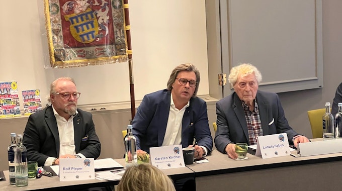 Rolf Pieper, Karsten Kircher und Ludwig Sebus sitzen auf dem Podium