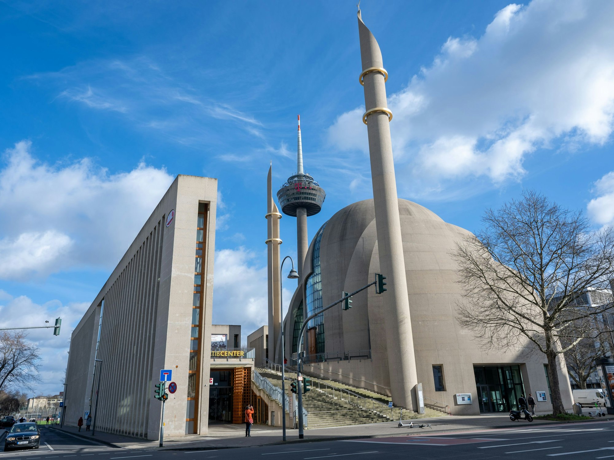 Blick auf die Kölner Zentralmoschee in Ehrenfeld. Dort darf am Freitag (14. Oktober 2022) zum ersten Mal der Muezzin rufen.