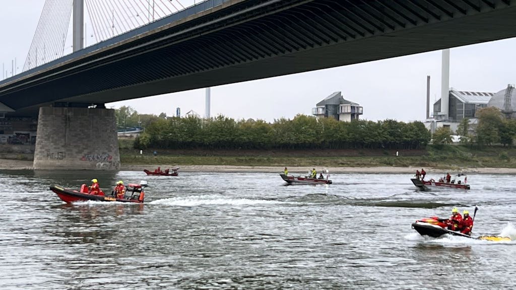 Mehrere Boote fahren über den Rhein.&nbsp;