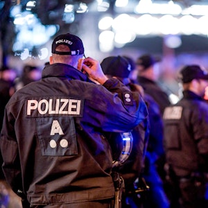 Das Symbolfoto zeigt Einsatzkräfte der Polizei beim Derby zwischen St. Pauli und dem Hamburger SV vor dem Millerntor-Stadion.