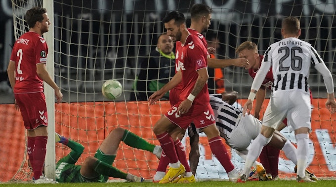 Der 1. FC Köln kassiert in der Conference League das zweite Gegentor beim Spiel gegen Partizan Belgrad.