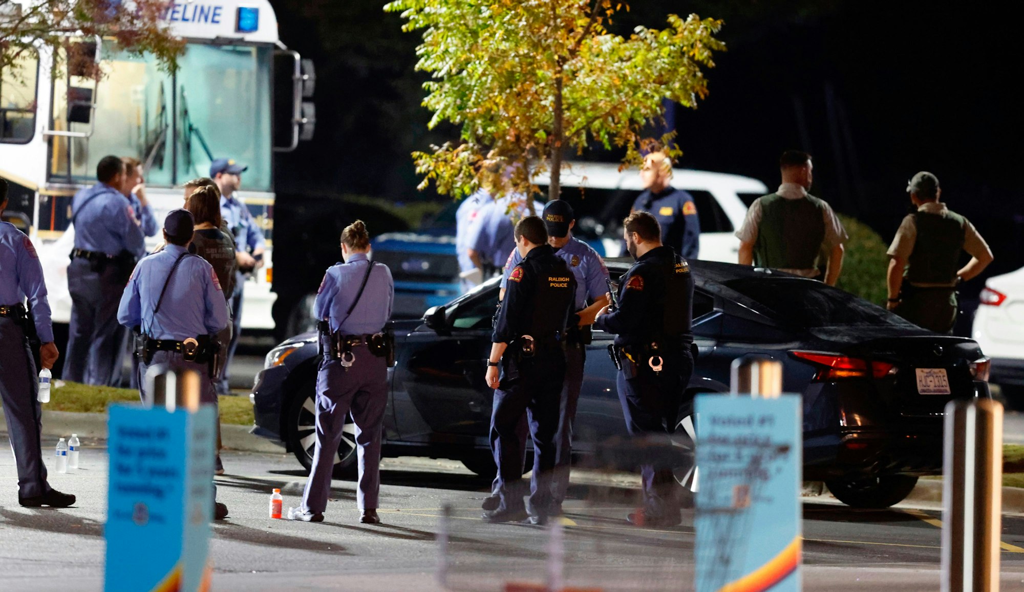 Die Polizei versammelt sich am Aldi in der New Bern Avenue in Raleigh. Bei Schüssen in der US-Stadt Raleigh sind mehrere Menschen getötet worden.