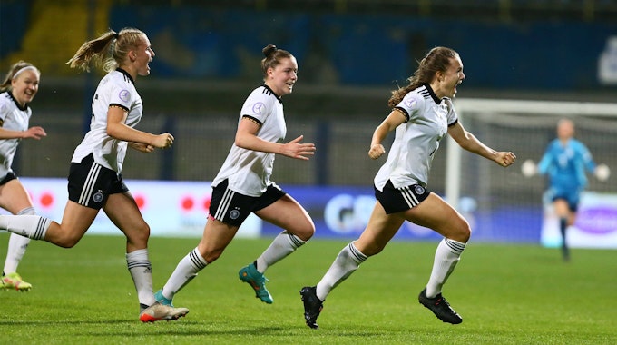 Die U17-Frauen des DFB haben jubeln die Spielerinnen beim EM-Finale am 15. Mai 2022 gegen Spanien.