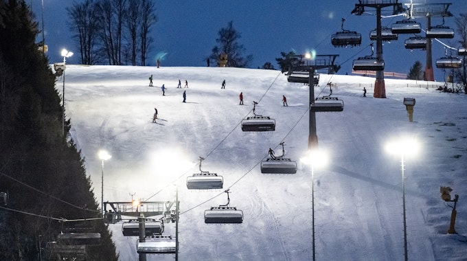 Wintersportler sind beim Flutlicht-Skifahren im Skigebiet am Kaltenhagen auf der Abfahrtstrecke.
