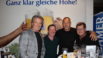 Ex-Gladbach-Trainer Adi Hütter (2.v.r.), hier mit Freunden und Bekannten beim Besuch des UEFA Europa-League-Duells zwischen SK Sturm Graz gegen Lazio Rom am 6. Oktober 2022. Hütter umarmt seine Freunde.