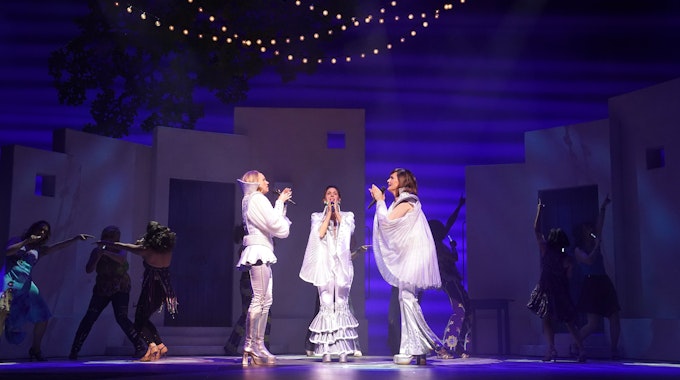 Die Darstellerinnen Sabine Mayer (m) als Donna, Jennifer van Brenk (l) als Tanja und Franziska Lessing (r) als Rosie stehen im September 2022 für das Musical „Mamma Mia“ auf der Bühne.