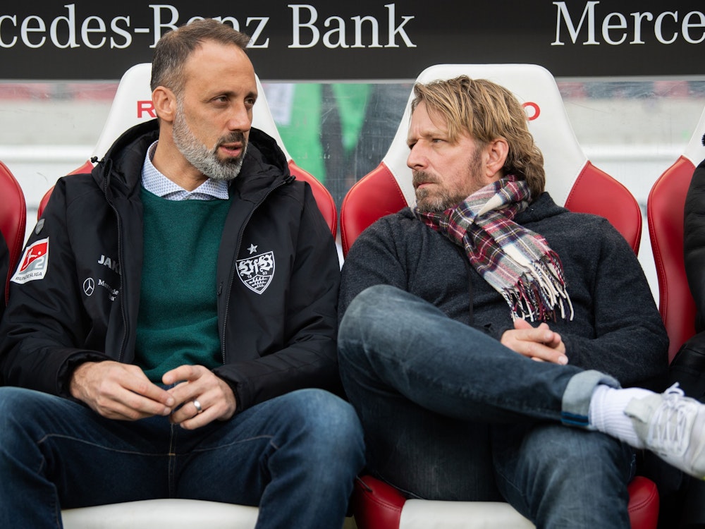 Pellegrino Matarazzo (l.), Ex-Trainer vom VfB Stuttgart, und Sven Mislintat (r), Sportdirektor des Bundesliga-Klubs, sitzen auf der Ersatzbank.