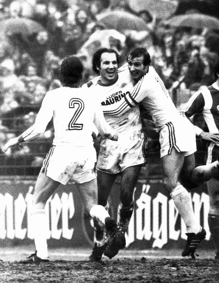 Ein Foto aus dem Jahr 1977 mit Franz Gerber (Mitte) und Rolf Höfert (rechts) im Trikot des FC St. Pauli.