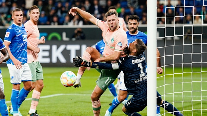TSG 1899 Hoffenheim gegen Werder Bremen: Niclas Füllkrug hat eine Torchance im Strafraum.