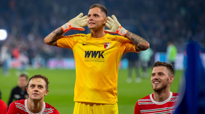Augsburgs Torwart Rafal Gikiewicz lässt sich von den eigenen Fans feiern.