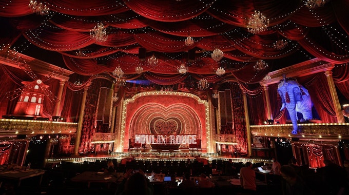 Der umgebaute Musical Dome im Moulin-Rouge-Style.