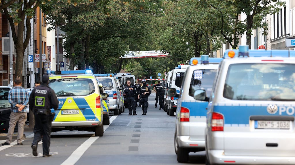 Viele Polizeiautos am Straßenrand bei einer Razzia im Kölner Veedel Kalk.