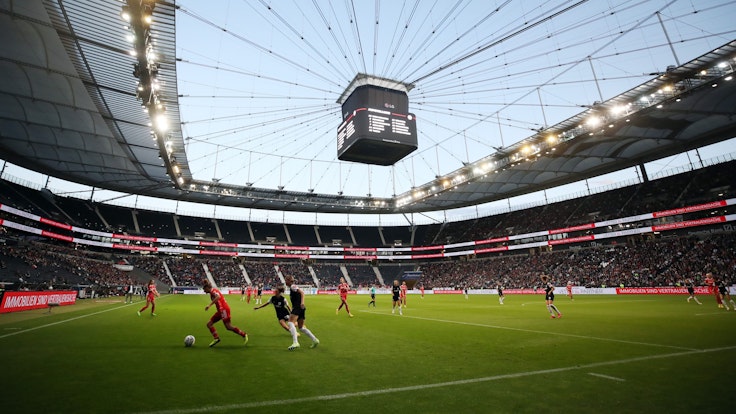 Ein Blick ins Stadion beim Auftakt-Duell der Frauen-Bundesliga zwischen Eintracht Frankfurt und Bayern München